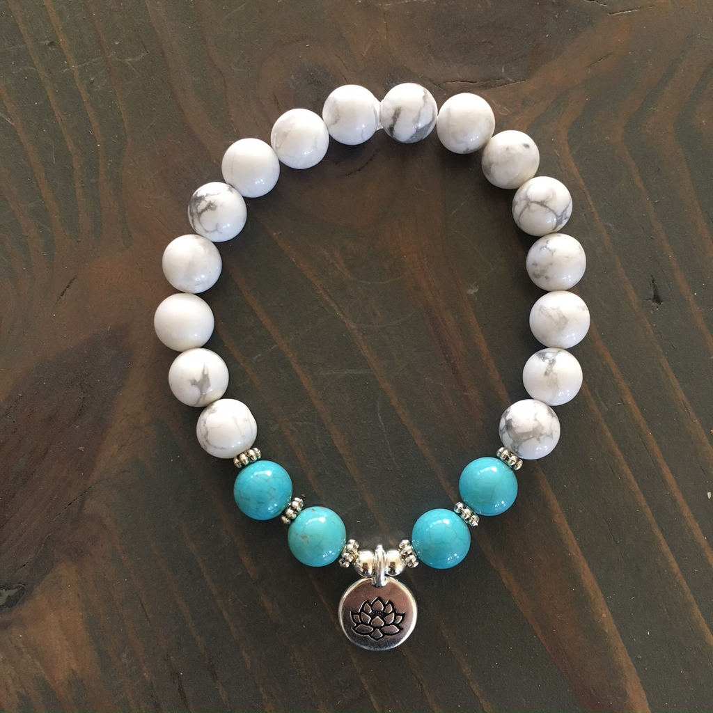 Bracelet 8mm magnesite/howlite with lotus charm