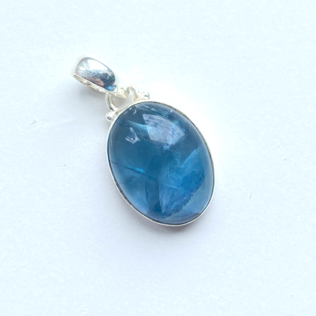 Pendant oval apatite sterling silver